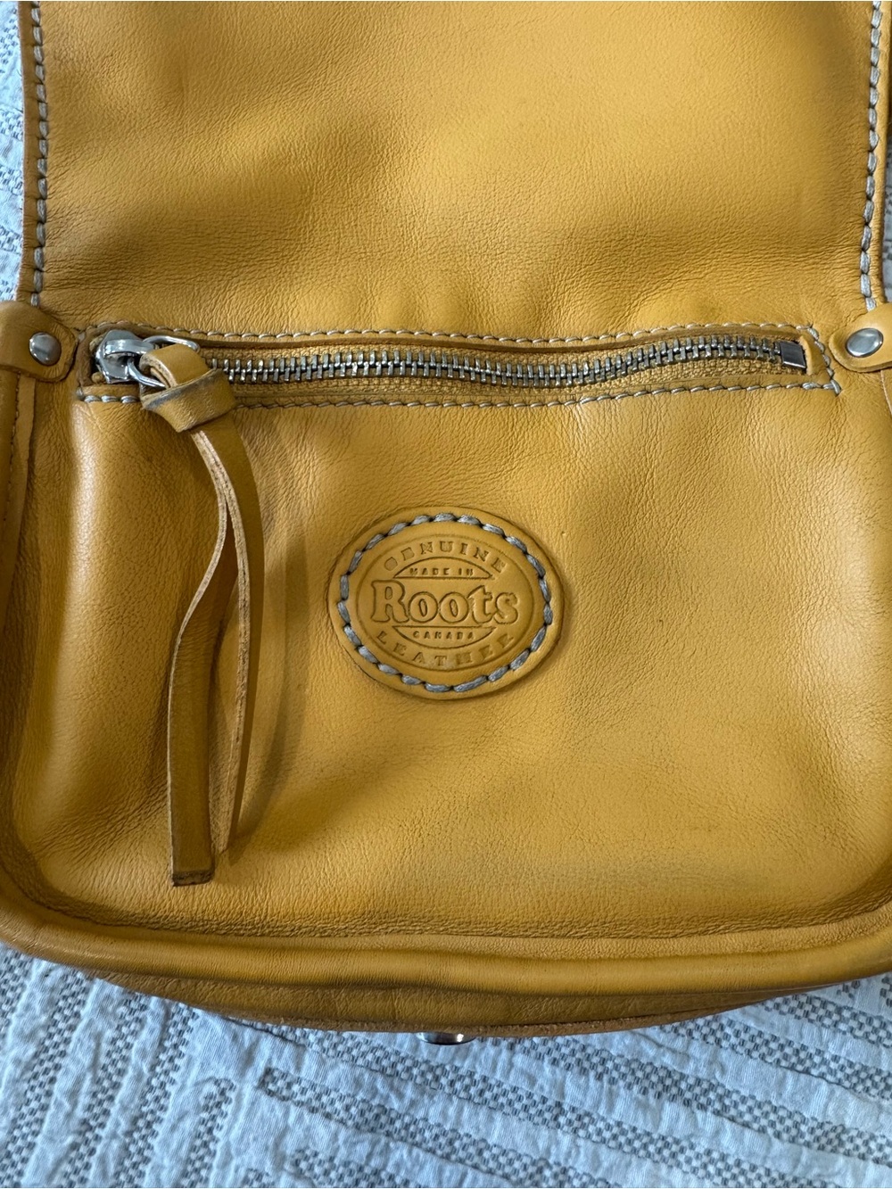 Roots Genuine Leather Mustard Yellow Crossbody Bag Beaver Logo Small Purse - Picture 5 of 13